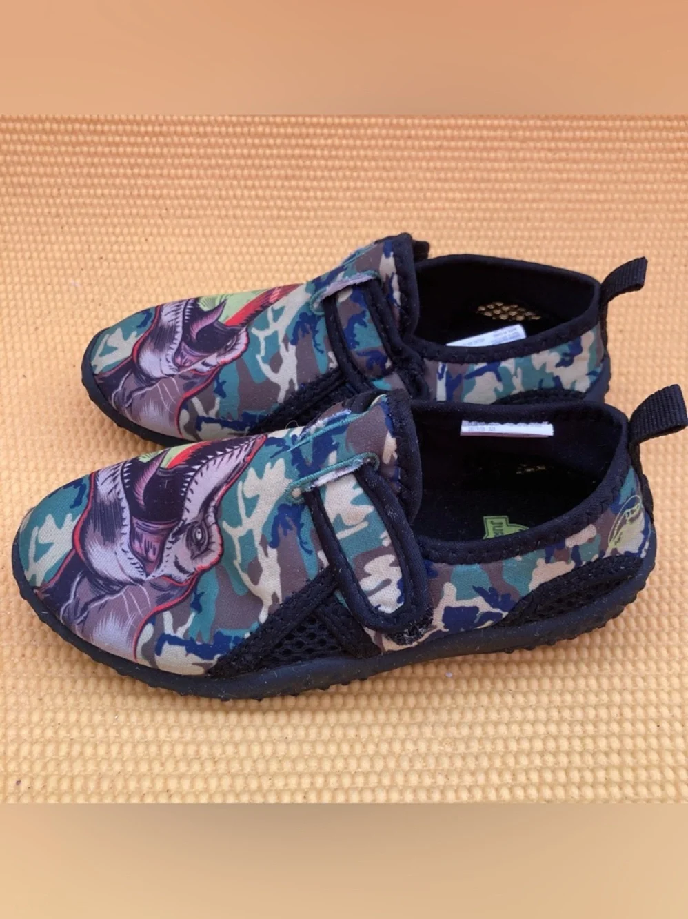 Jurassic Park sneakers water pool beach shoes boys size 9-10 measures 8